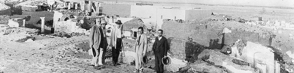أعضاء بعثة أثرية مبكرة يوثقون ويستكشفون الموقع الأثري.